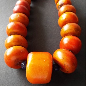 Collier à breloques en résine moulée sur mesure, design artistique, thème amour, bijoux de mariage - Product Image 4