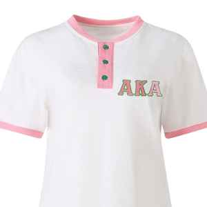 Camiseta Henley Blanca AKA para Mujer, con Letras Griegas Bordadas, Cierre de Botones, Top Casual Premium, Tela de Alta Calidad, Ajuste Cómodo - Product Image 4
