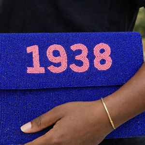 Bolso de mano con cuentas azul real 1938, hecho a mano con cuentas de semillas, bolso de noche, bolso de mano con letras griegas personalizadas, suministro al por mayor OEM - Product Image 6