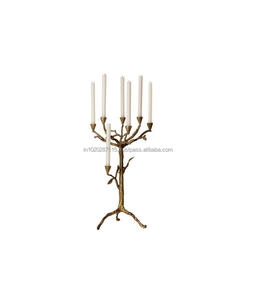 Candélabre luxueux en laiton fabriqué à la main à cinq bras avec des détails artistiques parfaits pour un style intérieur élégant et un décor d'événement - Product Image 1