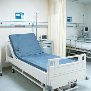 Matelas de lit d'hôpital électrique et manuel pour lit médicalisé, mobilier pour soins traumatiques et utilisation en lit de traction - Product Image 1