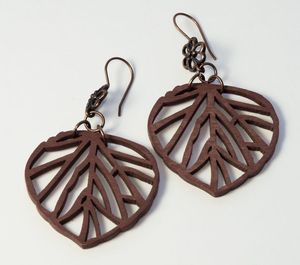 Boucles d'oreilles en bois tendance pour femmes, bijoux faits à la main au design élégant pour dames, femmes et jeunes filles, idéales pour les événements chrétiens - Product Image 1