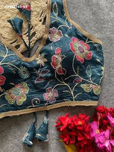 Blouse femme de qualité supérieure, dorée, ornée de fleurs et de dentelle, sans manches, rembourrée et dos fantaisie. - Product Image 5