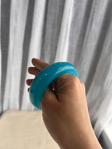 Bracelet manchette en résine bleue fait main, massif, bombé et convexe, couleur cyan aqua uni, bijoux pour femme - Product Image 3