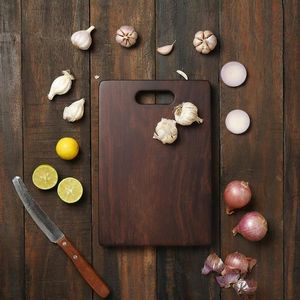 Planche à découper ronde moderne en bois, très vendue, pour une découpe lisse et sûre de tous les ingrédients, en vente, bloc de planche à découper UO - Product Image 3
