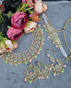 Conjunto nupcial étnico tradicional de doble pieza con gargantilla y collar con incrustaciones de circonitas cúbicas, pendientes Chadbali a juego y Mangtika al por mayor - Product Image 2
