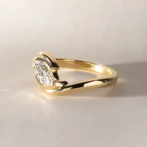 Anillo de compromiso de oro macizo con corte marquesa, engaste de media bisel, solitario de diamante, oro amarillo, moderno y minimalista para mujer - Product Image 2