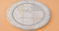 Assiette de présentation de luxe moderne, finition polie, incrustation artisanale de nacre, diamètre 33 cm, base en composite de bois