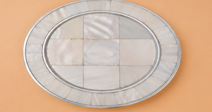 Assiette de présentation ronde artisanale en nacre incrustée, pour une mise en scène décorative de table - Product Image 6