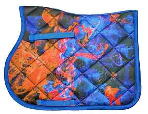 Tapis de selle imprimé personnalisé de haute qualité pour le dressage et le saut d'obstacles, en coton avec rembourrage en polyester, confortable et polyvalent. - Product Image 3