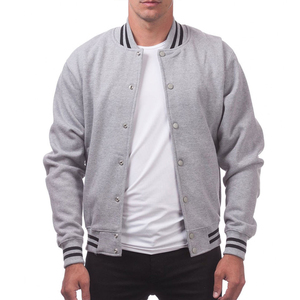 Chaqueta estilo universitario gris para hombre con mangas tonales, ribete acanalado negro y cierre de botones a presión, moda urbana. - Product Image 6