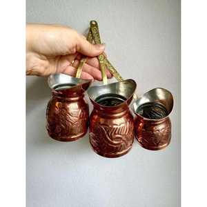 Ensemble de 2 pots à thé/café turcs décoratifs modernes de luxe, design martelé spécial Moyen-Orient, avec couvercle et poignée en laiton, compatibles lave-vaisselle - Product Image 3