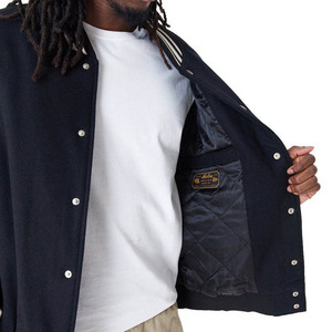 Chaqueta Bomber Varsity Premium Personalizada, Material Exterior de Lana, Mangas de Cuero, Peso Pesado, con Parches Bordados en Chenilla - Product Image 5