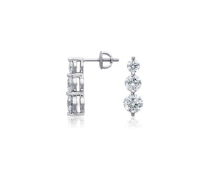 Boucles d'oreilles pendantes en or 10 carats avec trois diamants (naturels) gradués - Product Image 1