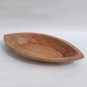 Plateau en bois artisanal en forme de feuille, vaisselle rustique pour la table et la décoration - Product Image 1