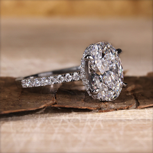 แหวนหมั้นเพชรโมอิสซาไนต์ทรงวงรีประดับเพชรแบบฮาโล วงแหวนทอง 14K ชุบทอง ประดับเพชร ได้รับการรับรองจาก IGI แหวนแต่งงานสุดหรู - Product Image 4