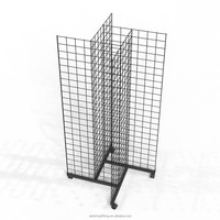 Expositor de paneles de rejilla de 4 vías con ruedas móviles de malla de alambre de acero, gancho para panel de listones, recubrimiento en polvo, fácil montaje
