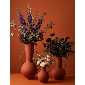 Ensemble de vases à fleurs en terre cuite faits à la main, avec deux poignées en boucle et des corps ronds, pour une décoration intérieure moderne et élégante. - Product Image 2