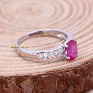 Bague de fiançailles en or blanc massif 14 carats avec rubis ovale naturel |   Bijoux fins pour femmes avec accent diamant baguette - Product Image 4