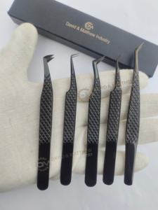 Pince à cils à pointe de fibre à 90 degrés avec logo personnalisé violet avec nouveau design d'arc Outils de cils personnalisables de marque privée - Product Image 4