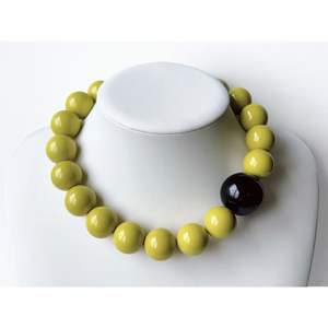 สร้อยคอทำจากเรซินเนื้อเรียบขัดเงาและลูกปัดไม้ - Product Image 1