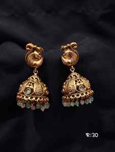 Pendientes Jhumka de Latón Indio con Baño de Oro Antiguo, Diseño Geométrico de Pavo Real, Cuentas Verdes y Blancas, Joyería Étnica Tradicional para Bodas - Product Image 3