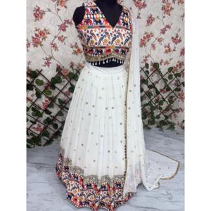 Lehenga Choli de créateur coupe trapèze pour Navratri, en organza à imprimé floral fait main, avec taille naturelle et broderie de miroirs véritables - Product Image 4