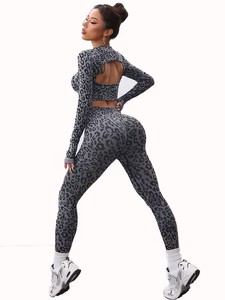 Conjunto de yoga de 2 piezas para mujer con estampado de leopardo: top corto de manga larga con espalda recortada y leggings de cintura alta con efecto fruncido para gimnasio - Product Image 5