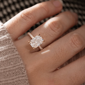 Anillo de Compromiso con Diamante Radiante Cultivado en Laboratorio de 3.50 CT, Halo Oculto, Certificado IGI - Product Image 2