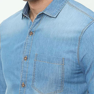 Camisa de mezclilla azul claro premium para hombre, corte ajustado, tela transpirable de larga duración, informal, de manga larga, con botones. - Product Image 4