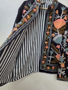 Veste en velours noir brodée de fleurs pour femme, faite à la main, style bohème ethnique, avec bordure rayée - Product Image 5