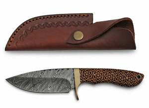 Couteau utilitaire de cuisine artisanal en acier Damas avec manche en bois gravé et étui en cuir - Product Image 3