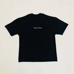 เสื้อยืดคอตตอนสีดำทรงโอเวอร์ไซส์สำหรับผู้ชาย แบรนด์หรู น้ำหนักมาก โลโก้เรียบง่ายที่อก สไตล์สตรีทแวร์พรีเมียม คอกลมเนื้อนุ่ม ทรงหลวมใส่สบาย - Product Image 1