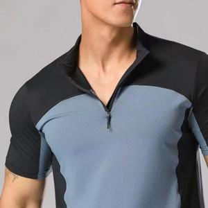 T-shirt sportif tricoté à manches courtes pour homme, séchage rapide, col rond, coupe classique, longueur standard, logo frontal, Spandex/Polyester - Product Image 3