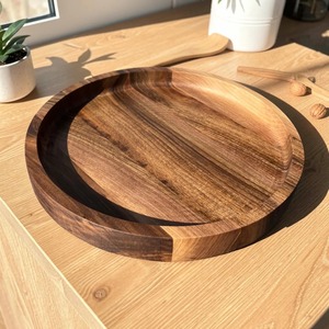 Plateau de service en bois de fournisseur indien avec bords surélevés polis et poignées confortables pour le petit-déjeuner, le café et les collations – En vente - Product Image 6