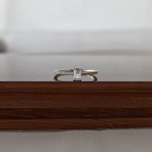 Anillo de Compromiso Solitario con Corte Esmeralda de Diamante Revalia, Anillos de Piedras Preciosas Elegantes y Minimalistas para Mujer, para Boda, Promesa o Fiesta - Product Image 2