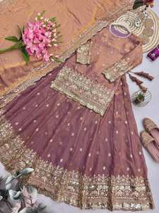 Ensemble Kurti court 3 pièces exclusif de qualité supérieure d'Inde avec lehenga et dupatta, broderie en sequins et travail de miroirs réels - Product Image 6