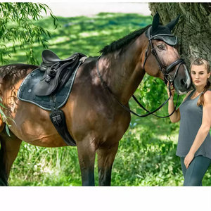 Tapis de selle matelassé en satin avec bordure en fourrure et fermeture Velcro pour l'équitation - Product Image 2
