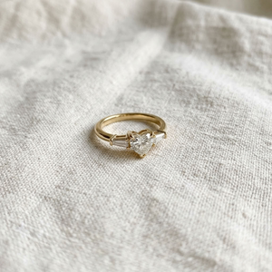 Bague en or 18 carats naturel avec diamant taille cœur central et accents baguette, idéale pour fiançailles, mariage, anniversaire ou comme cadeau de fête pour femme - Product Image 3