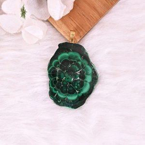 Pendentif en laiton Ishu Gems avec malachite naturelle en stalactite, 26,3 g, plaqué or/argent/or rose/ruthénium noir, unisexe, pierre tendance - Product Image 4