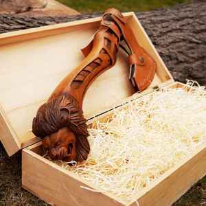 Hache à barbe de style Viking en acier au carbone forgé à la main, hache de bataille Viking artisanale personnalisée OEM pour le travail du bois avec fourreau en cuir - Product Image 3