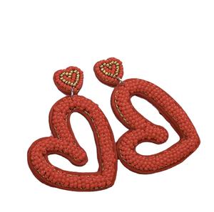 Pendientes de botón clásicos unisex de cristal hechos a mano con letras, color rojo intenso, novedades, estilo maestra, para boda - Product Image 1