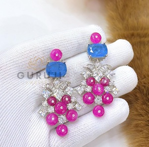Magnifiques boucles d'oreilles pendantes en laiton plaqué argent de qualité supérieure avec pierres en zircon pour femmes, idéales pour les soirées et les occasions spéciales, collection tendance et élégante. - Product Image 4