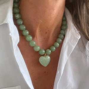 Collier élégant fait main pour femme en résine perlée avec pendentif cœur, idéal pour les fêtes et comme cadeau. - Product Image 1