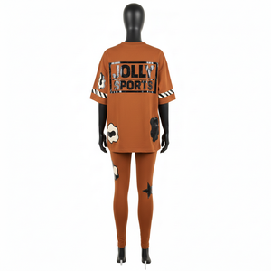 Ensemble t-shirt et legging femme en coton et élasthanne premium 220 GSM, marron, avec empiècements rayés sur les manches, logo personnalisé imprimé à chaud. - Product Image 2