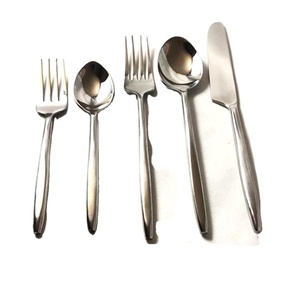 Juego de cubiertos informal de acero inoxidable real hecho a mano con mango liso pulido plateado Tenedor de alta calidad incluido - Product Image 1