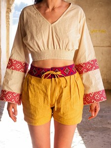 Blusa de lino estilo bohemio con borde geométrico rojo de inspiración eslava, mangas acampanadas, cuello en V y cintura fruncida, ideal para el verano. - Product Image 3