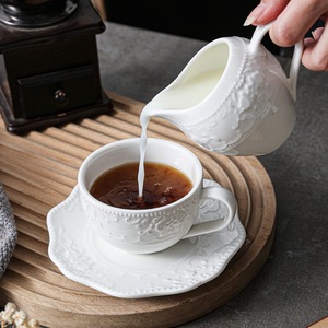 ชุดกาแฟ-ชาเซรามิกสีขาวสไตล์วินเทจ ลวดลายดอกไม้แบบนูน เคลือบเงาเรียบ ใช้กับเตาอบ/ไมโครเวฟได้ ปลอดสาร BPA - Product Image 5