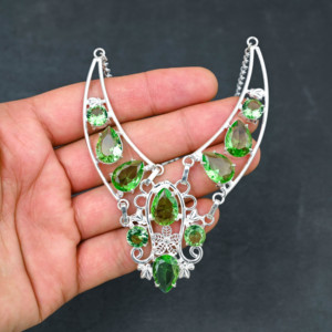 Collier élégant en argent sterling 925 avec pierre de péridot verte en forme de goutte, serti de grenat, chaîne tendance pour femme - Product Image 1