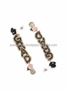 Boucles d'oreilles pendantes de graduation faites à la main, broderie de perles de rocaille, motif lettre GRAD, bijoux classiques, accessoires de fête personnalisés et originaux - Product Image 3